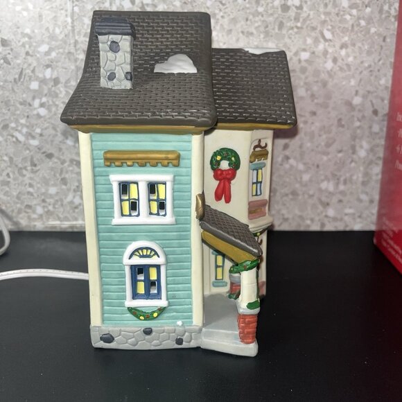 Dickens Towne Series SWEET SHOPPE 1997 Christmas Village Vintage Hand Painted - Picture 5 of 16